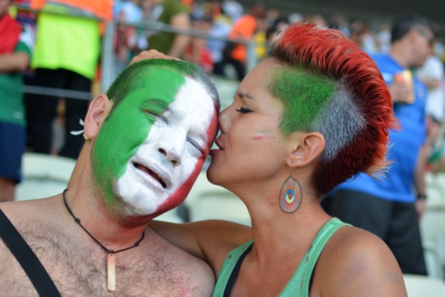 FORTALEZA, CE, BRASIL, 29-06-2014, 15h30: Torcedores mexicanos lamentam a rápida virada no placar dos holandeses que os eliminou da Copa do Mundo.