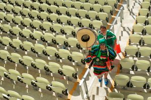 FORTALEZA, CE, BRASIL, 29-06-2014, 15h22: Torcedores mexicanos lamentam a rápida virada no placar dos holandeses que os eliminou da Copa do Mundo.
